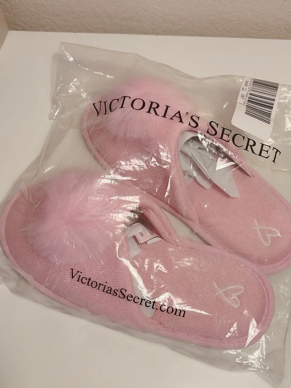 Victoria’s Secret Pink Pom Pom Plush Slippers Women’s Size S New in Bag
